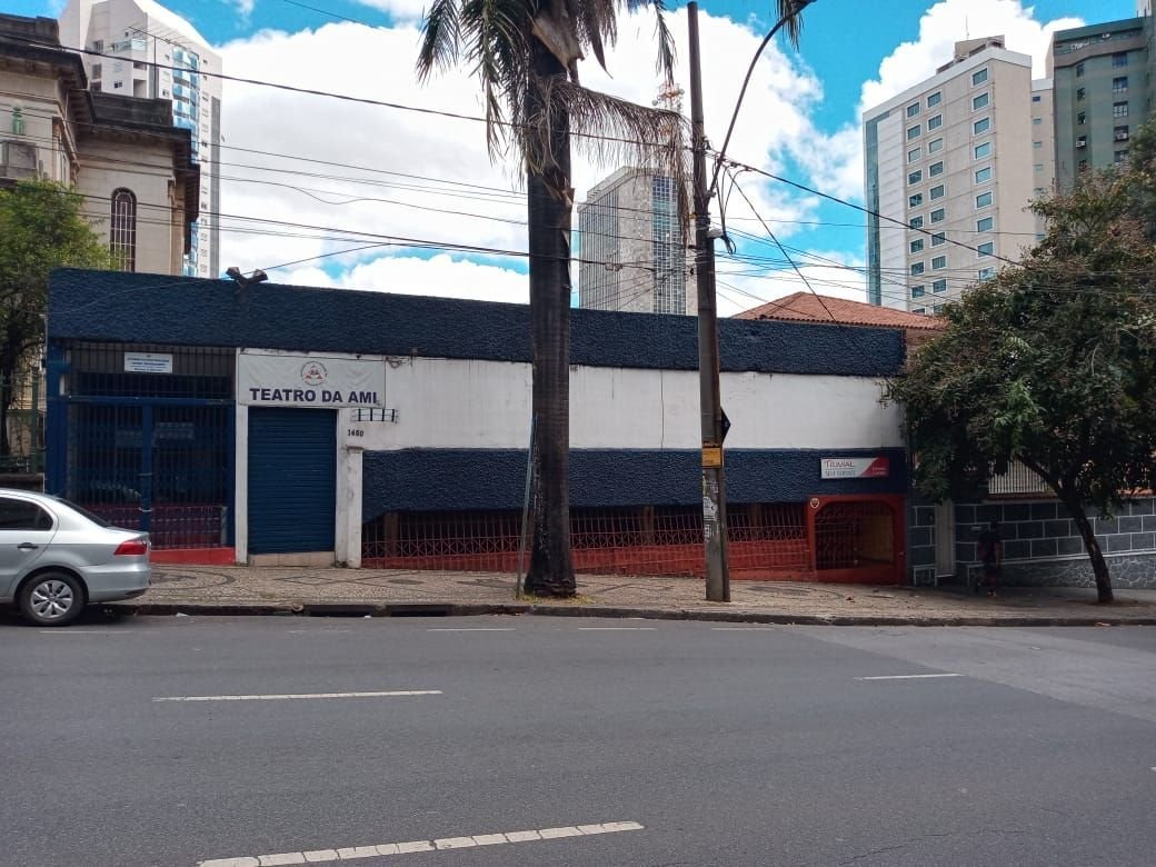 A Entrada da AMI ladeada a direita pela Loja 1 e a esquerda pela Loja 2