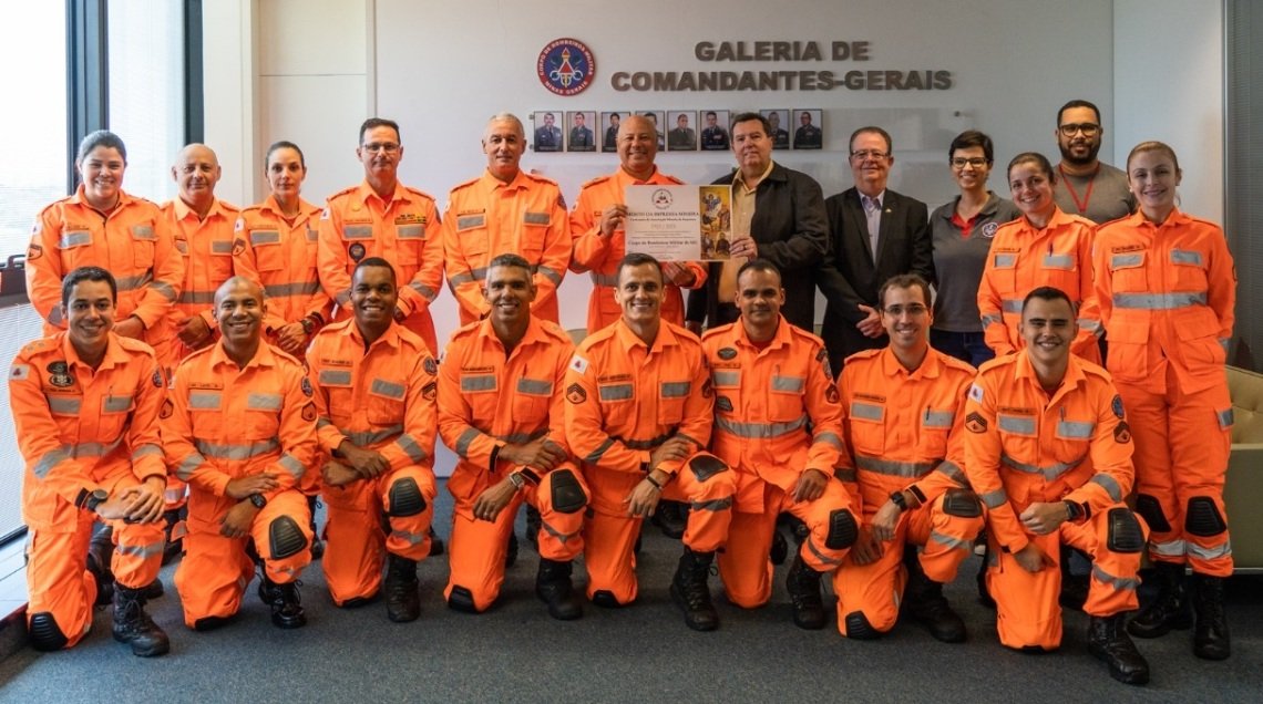 Corpo de Bombeiros MG recebe homenagem da AMI